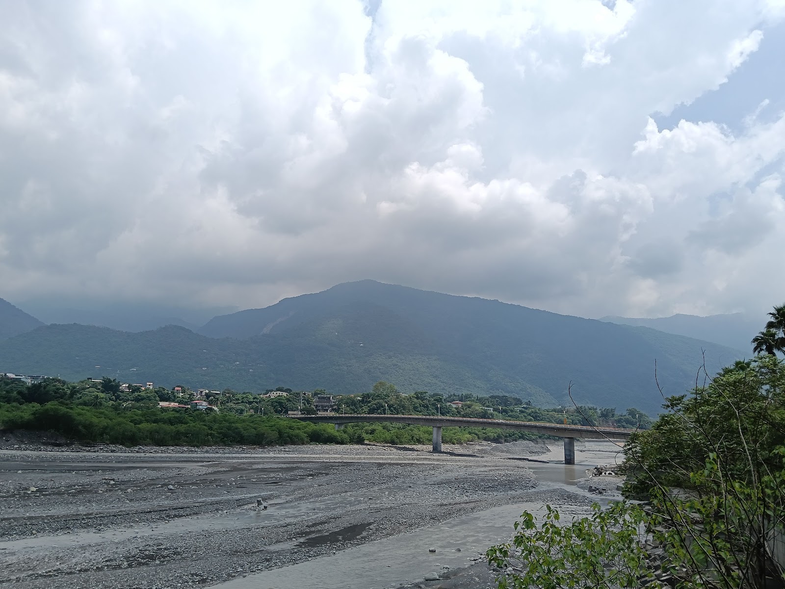六龜大橋橋面與荖濃溪河床