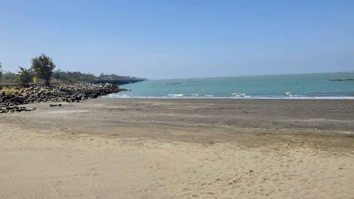 布袋海灘白天沙灘與消波塊
