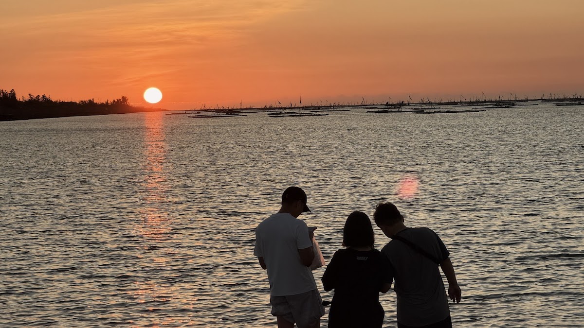 布袋海灘夕陽剪影遊客賞海