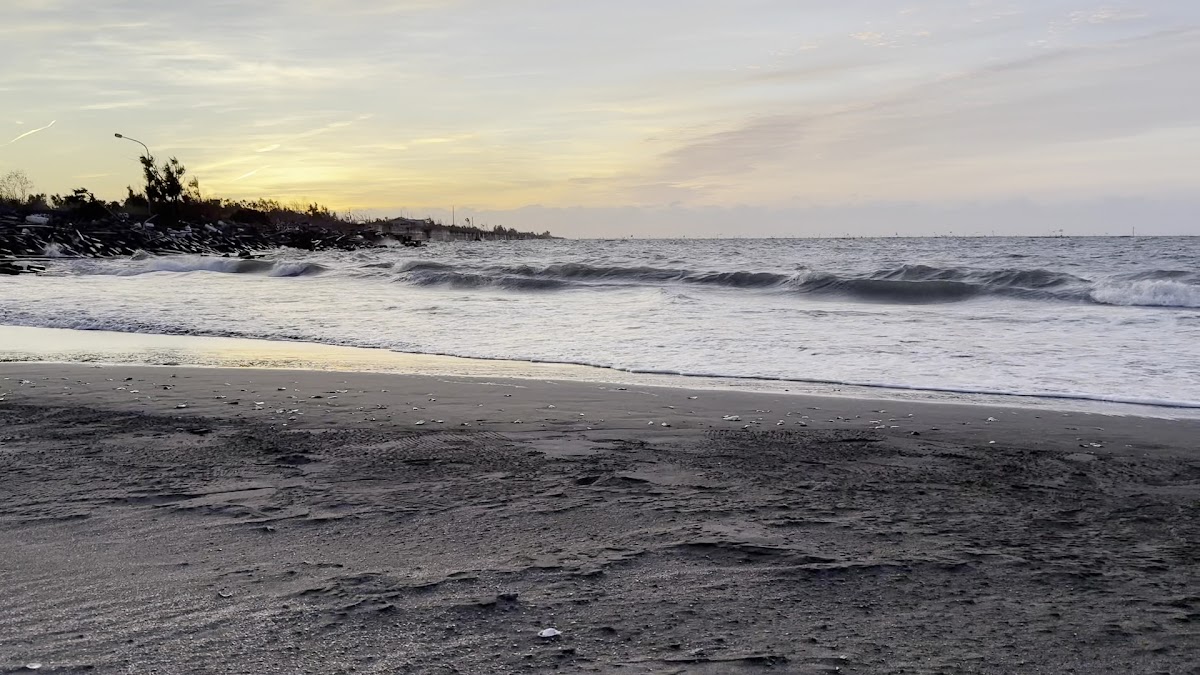 布袋海灘夕陽浪花拍岸