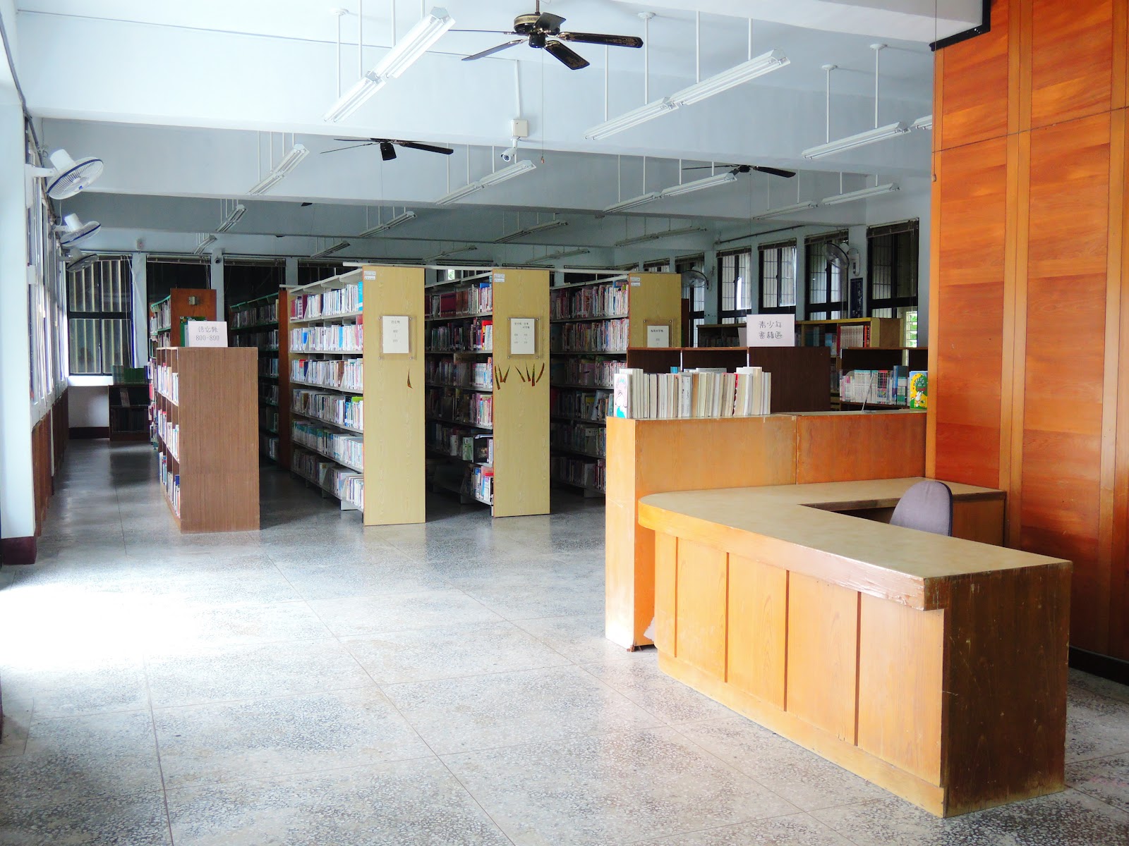 長濱鄉立圖書館書架走道 長濱圖書館書架