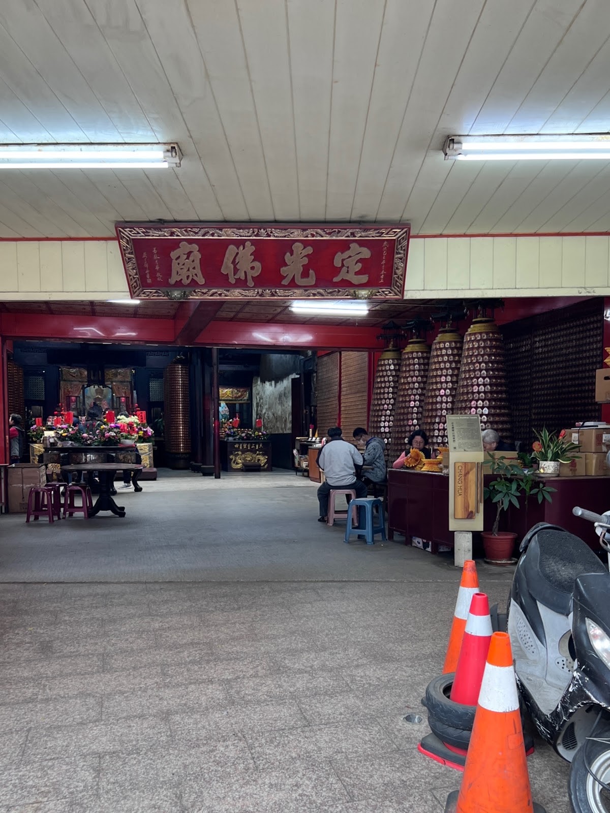 定光佛廟內滿牆光明燈