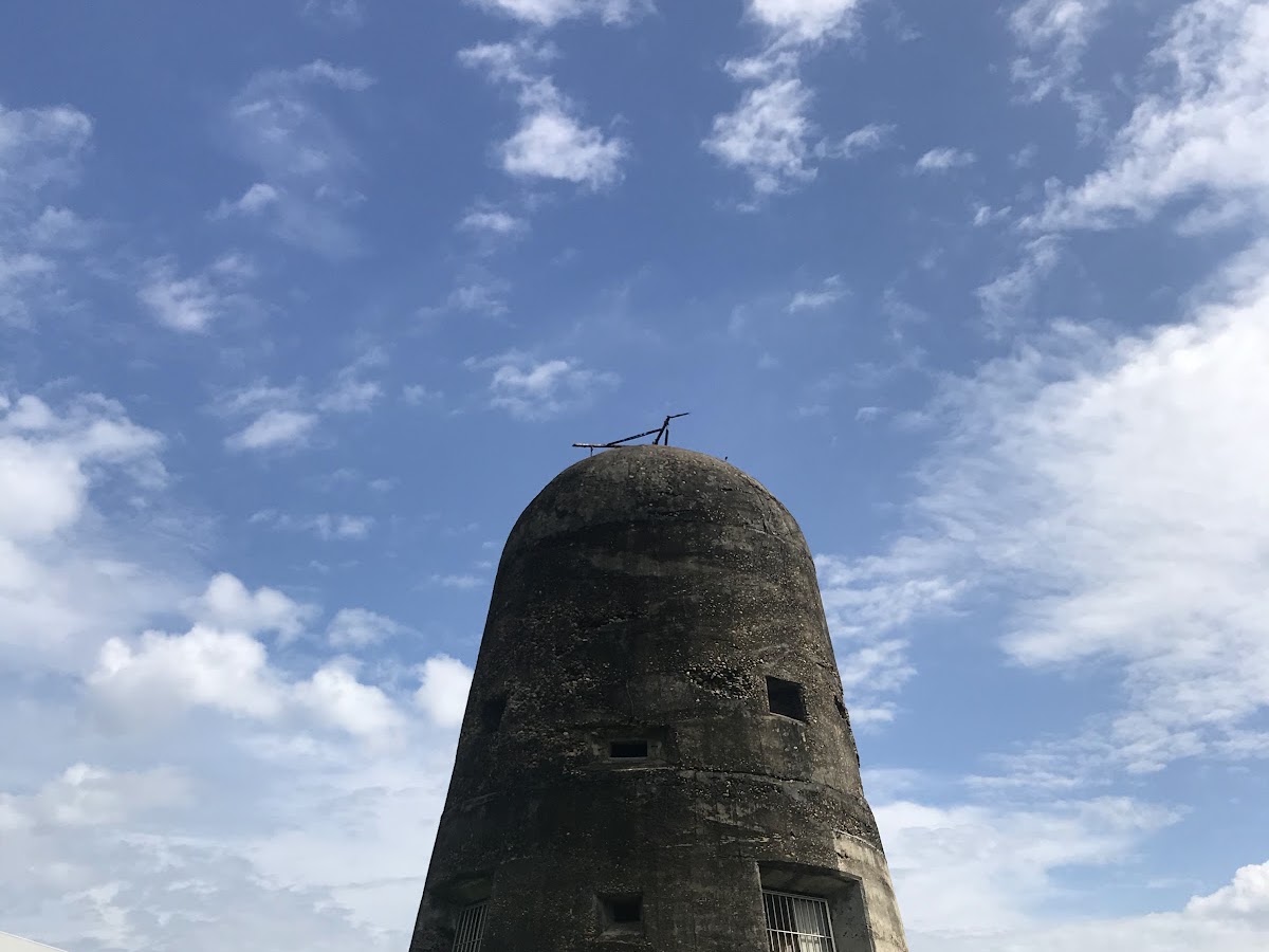 番婆村日治古砲台|番婆村日治古砲台近拍,二戰防空塔厚重混凝土鐘罩形外觀與頂層機槍座清晰可見