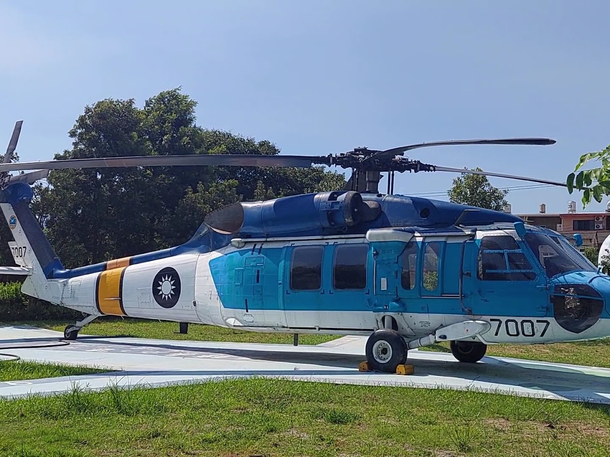 彰化縣福興鄉番婆社區飛機公園|退役海軍S-70C海鷗直升機陳展於番婆社區飛機公園,藍白塗裝機身保存完整