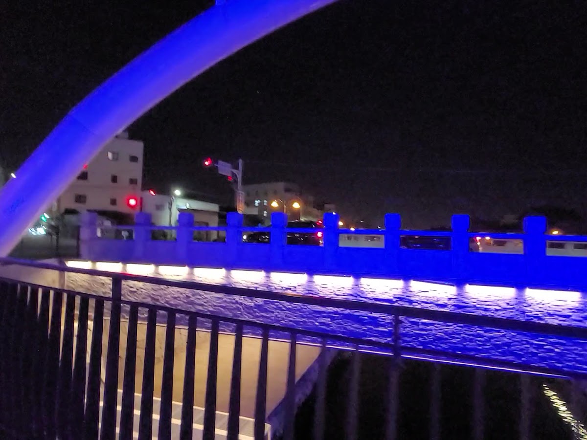 鹿港溪白色風帆橋|白色風帆橋夜間點燈變成寶藍色,橋面燈光倒映鹿港溪水面氣氛浪漫