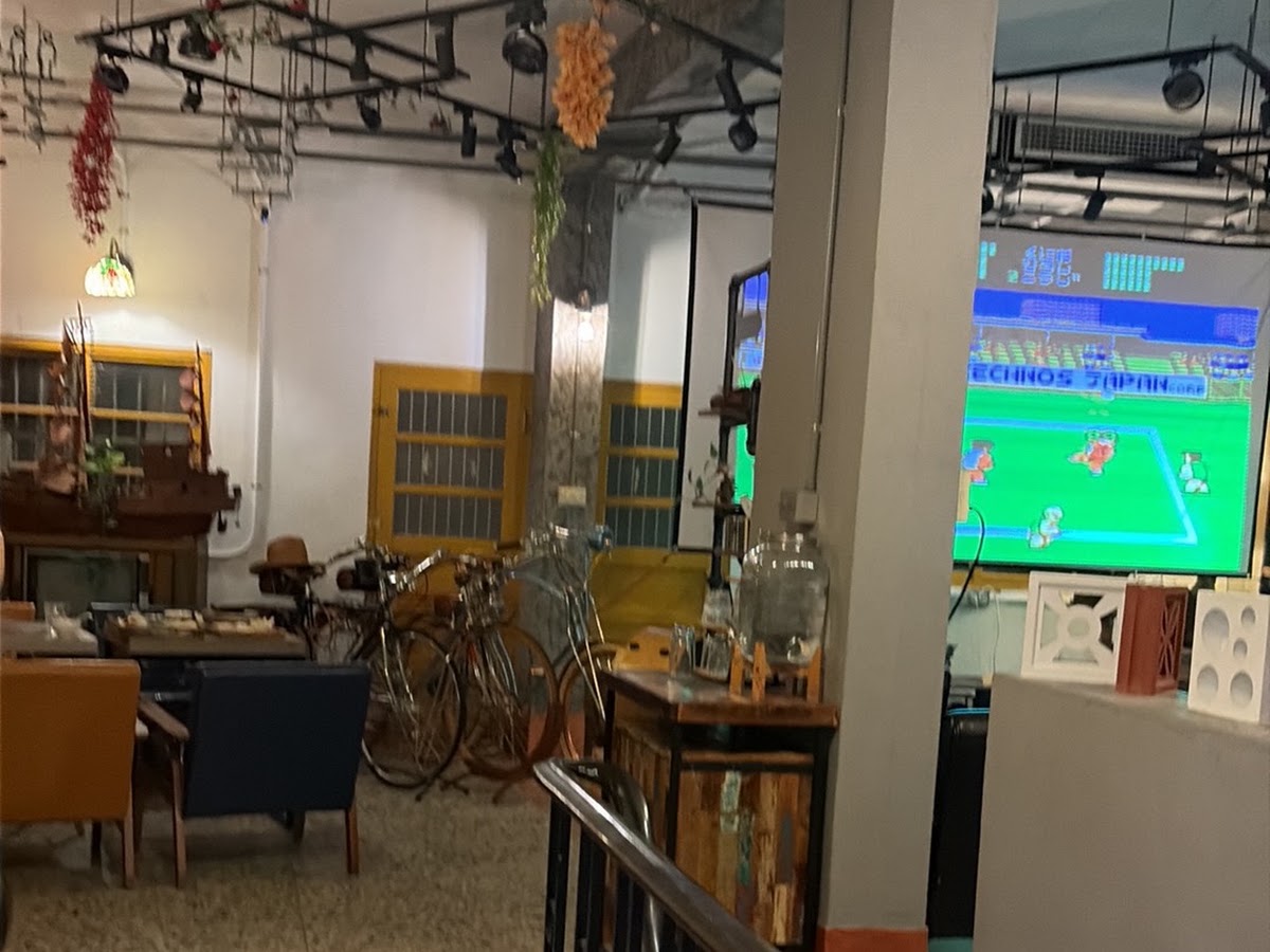 林厝頭|林厝頭店內以復古腳踏車與老件裝飾,木質空間搭配懷舊電視遊戲機別有情調