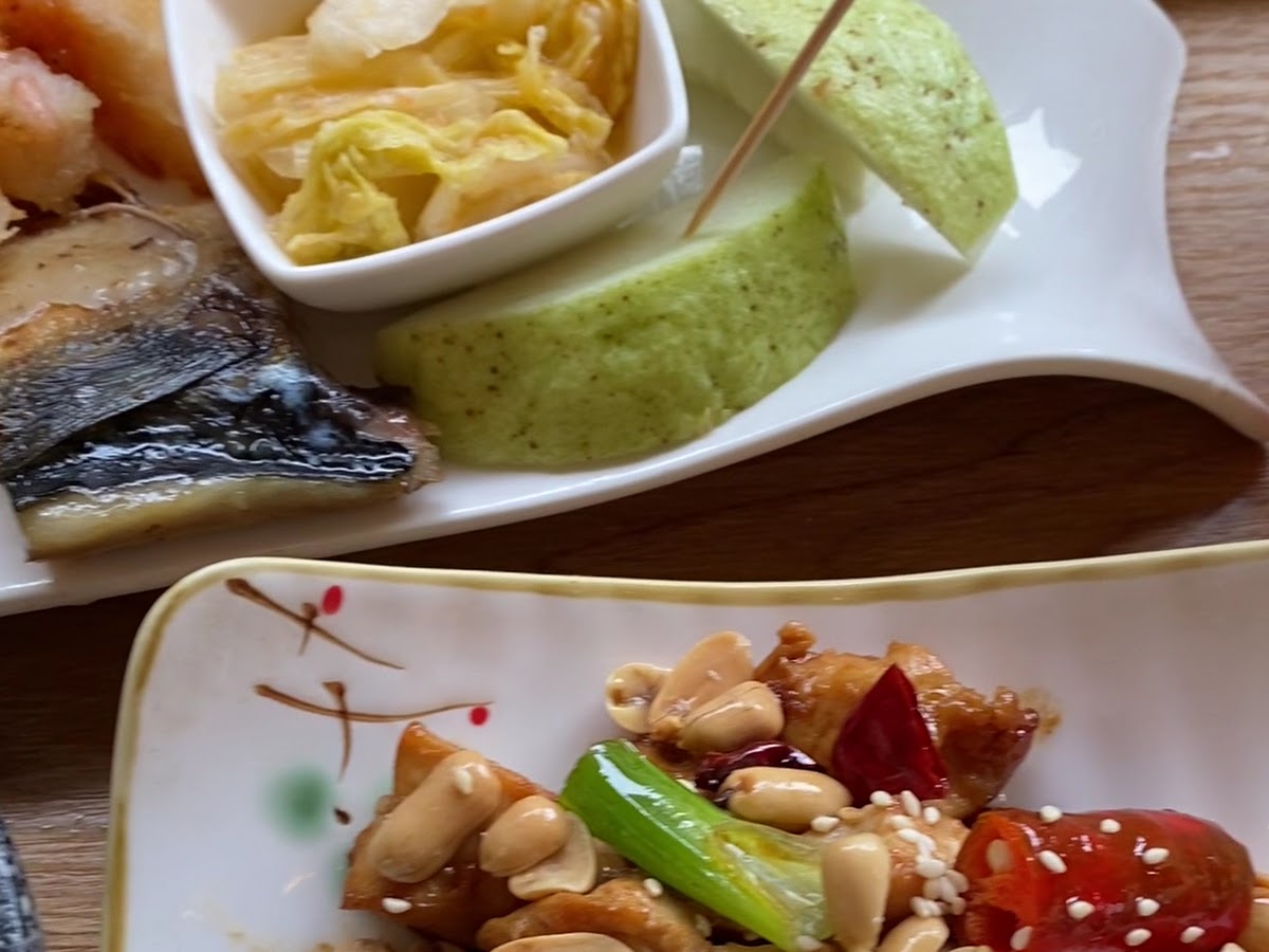 林厝頭|林厝頭無菜單料理擺盤,煎魚、涼拌小菜與宮保雞丁色香俱全