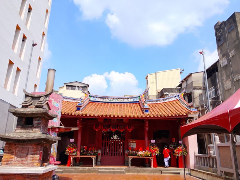 彰邑關帝廟燕尾脊屋頂在藍天下的樣貌