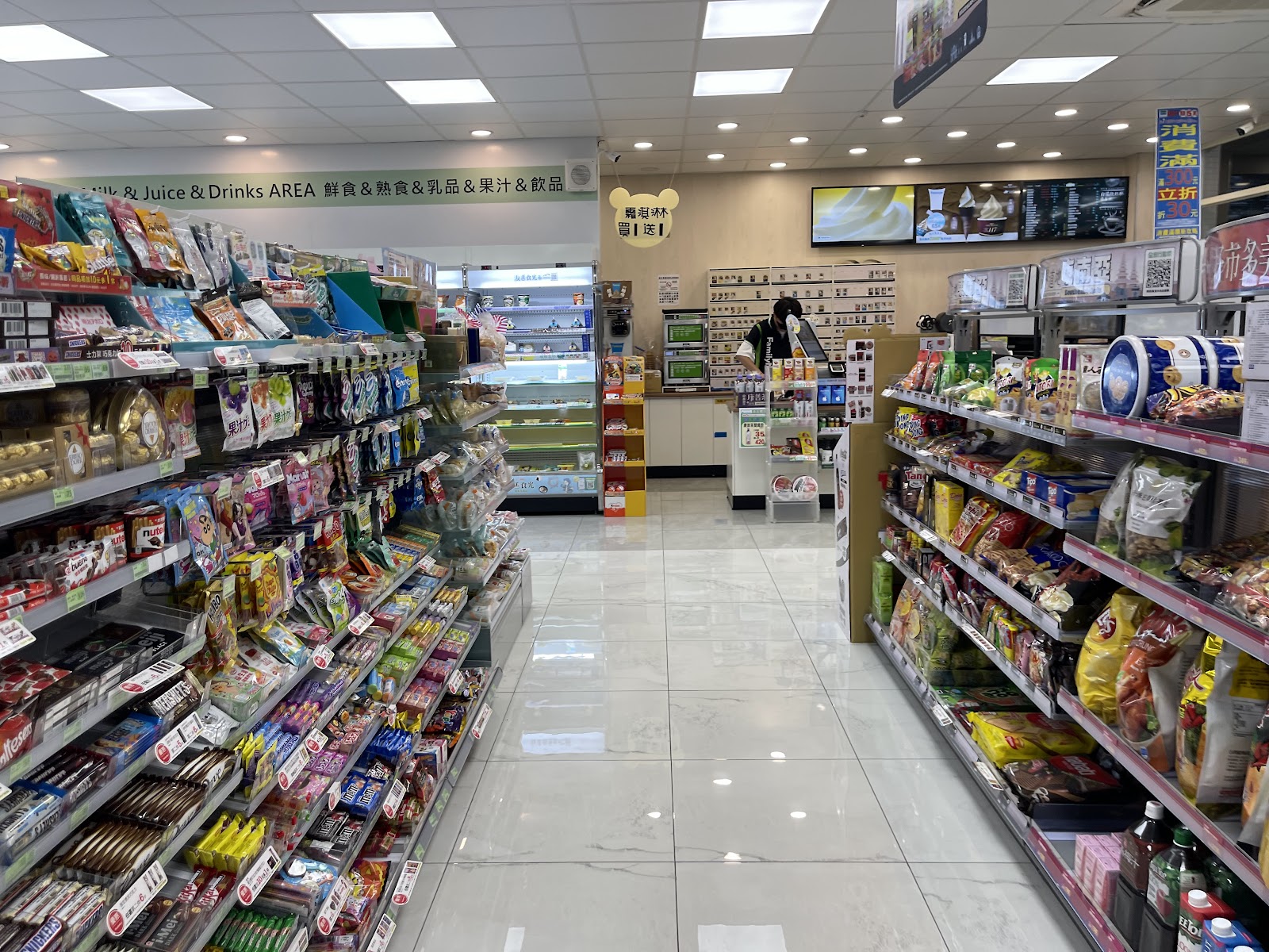 全家便利商店田尾新生店內部貨架走道