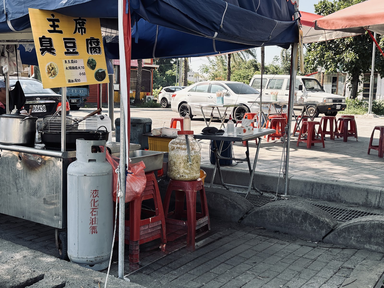 主席臭豆腐路邊攤位紅色板凳