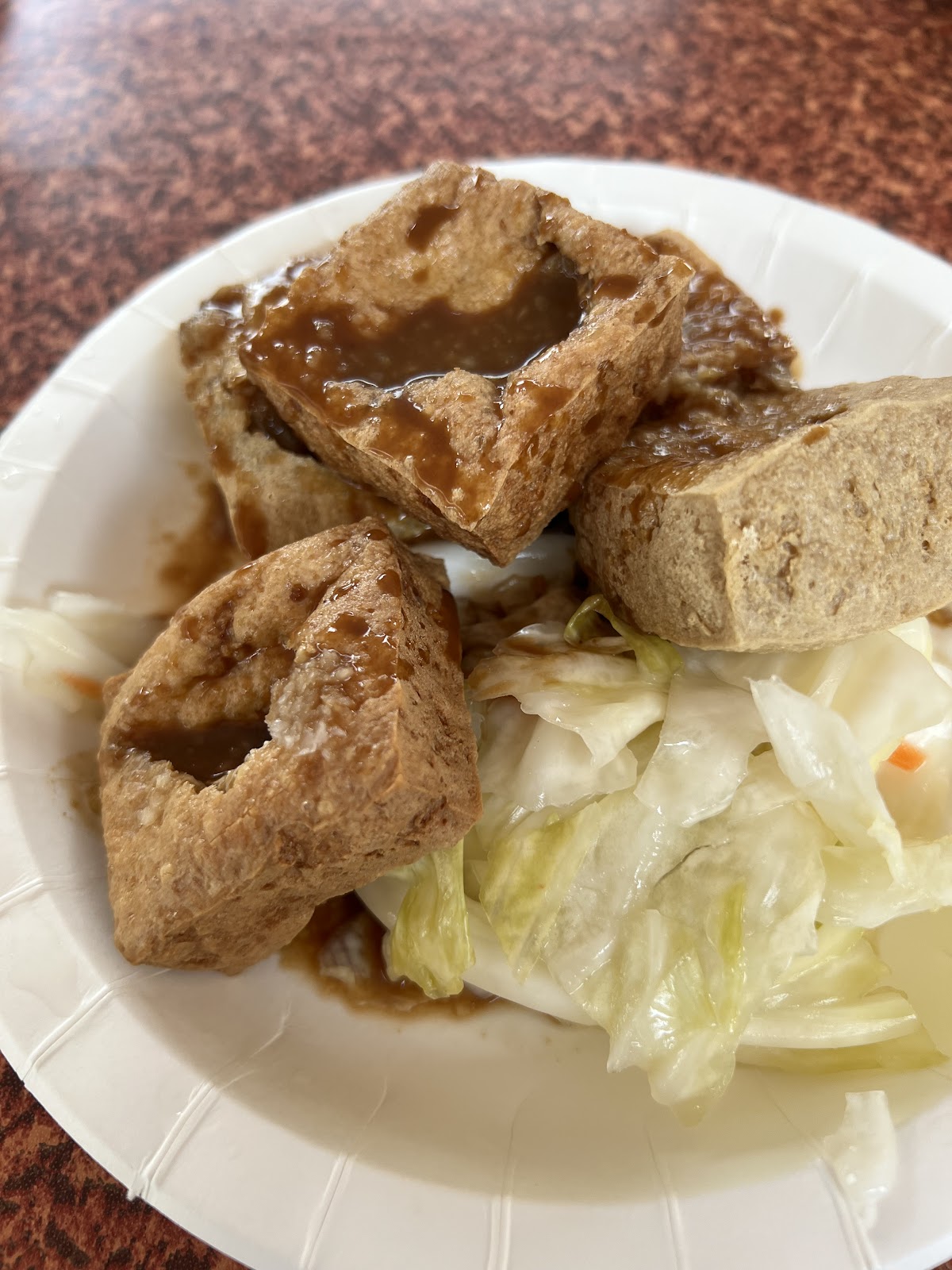 酥炸臭豆腐淋醬汁搭配高麗菜特寫