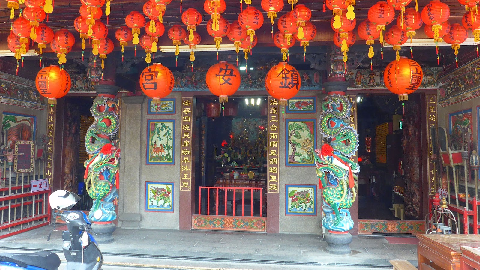 鎮安宮廟口紅燈籠與龍柱雕飾特寫