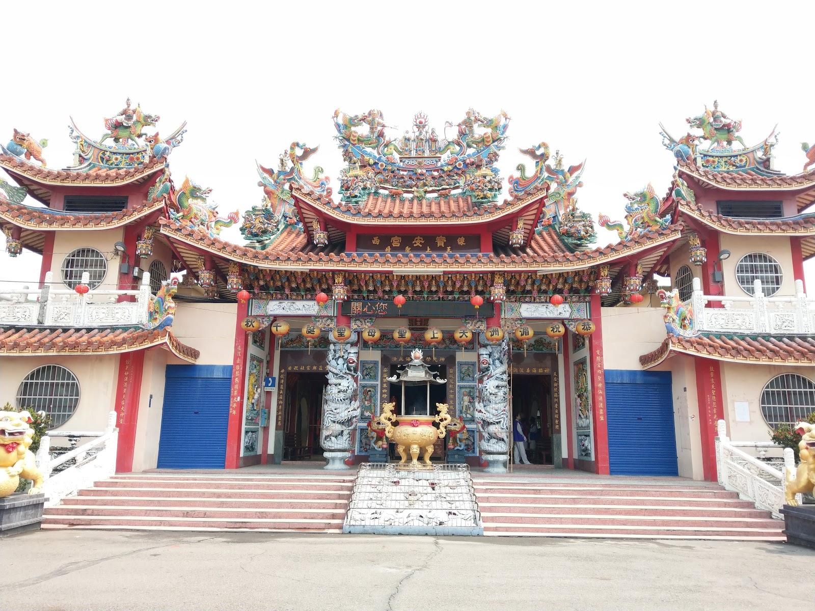 線西塭仔寶安宮廟埕全景