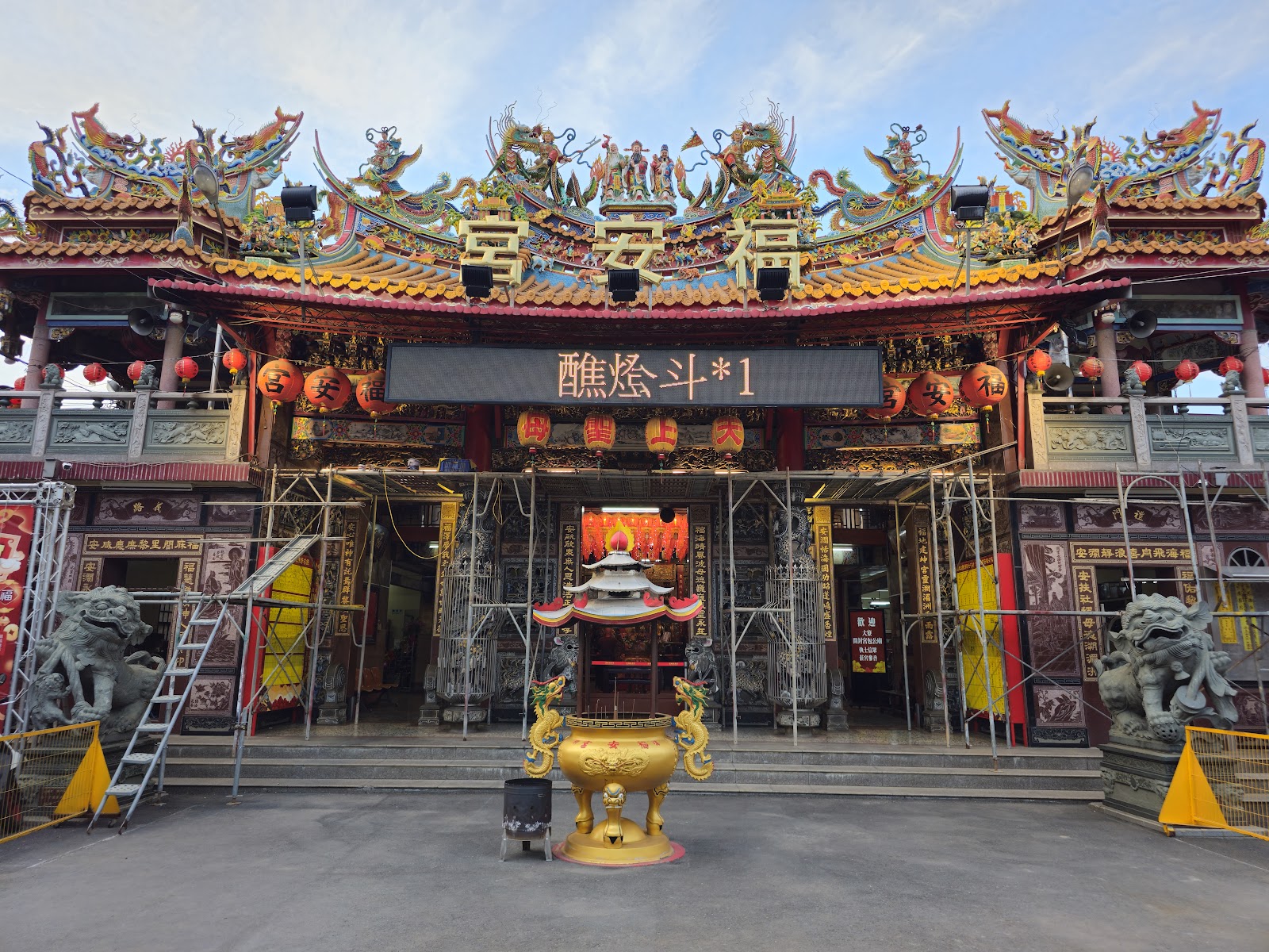 溪湖福安宮廟埕正面牌樓，金色香爐與石獅