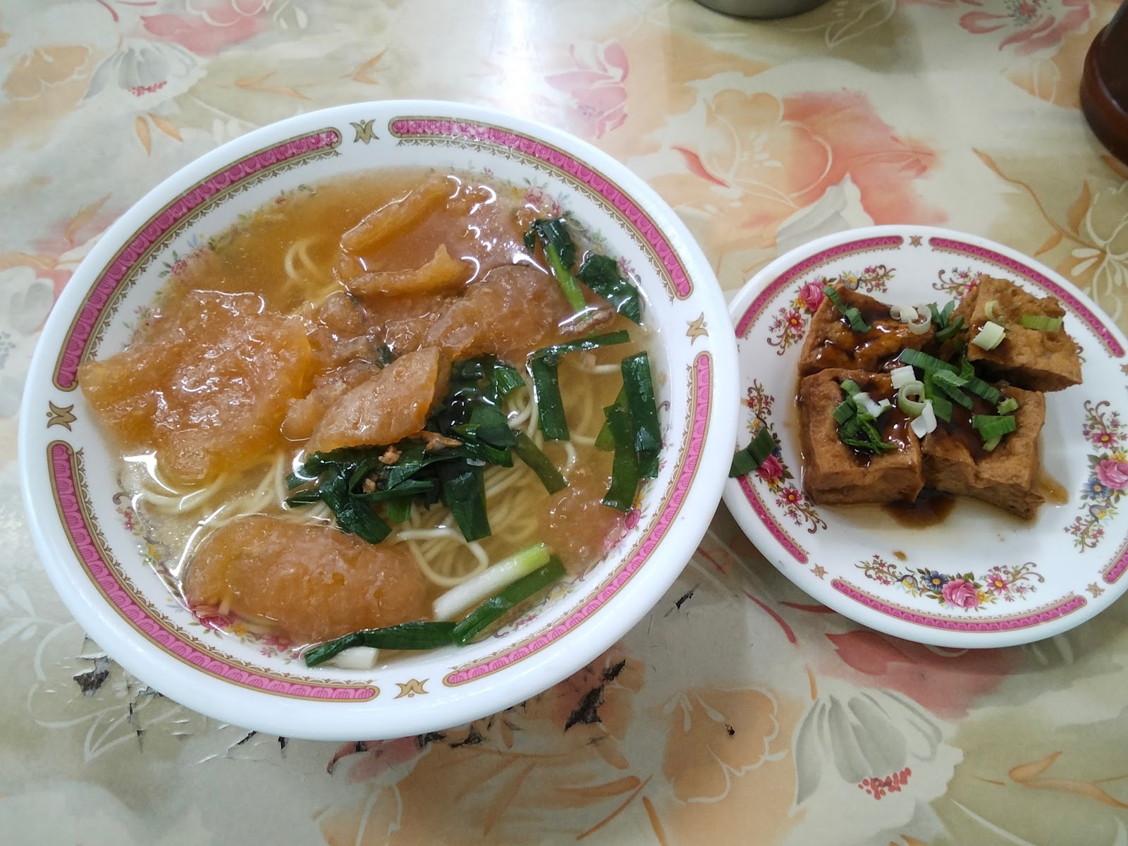 永靖蒜頭麵招牌爆皮湯麵,搭配油豆腐小菜