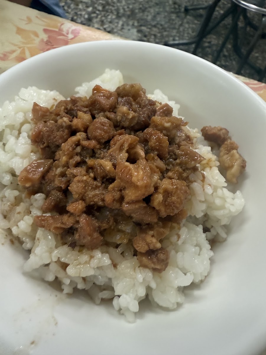 三層肉燥飯,滷肉燥鋪滿白飯