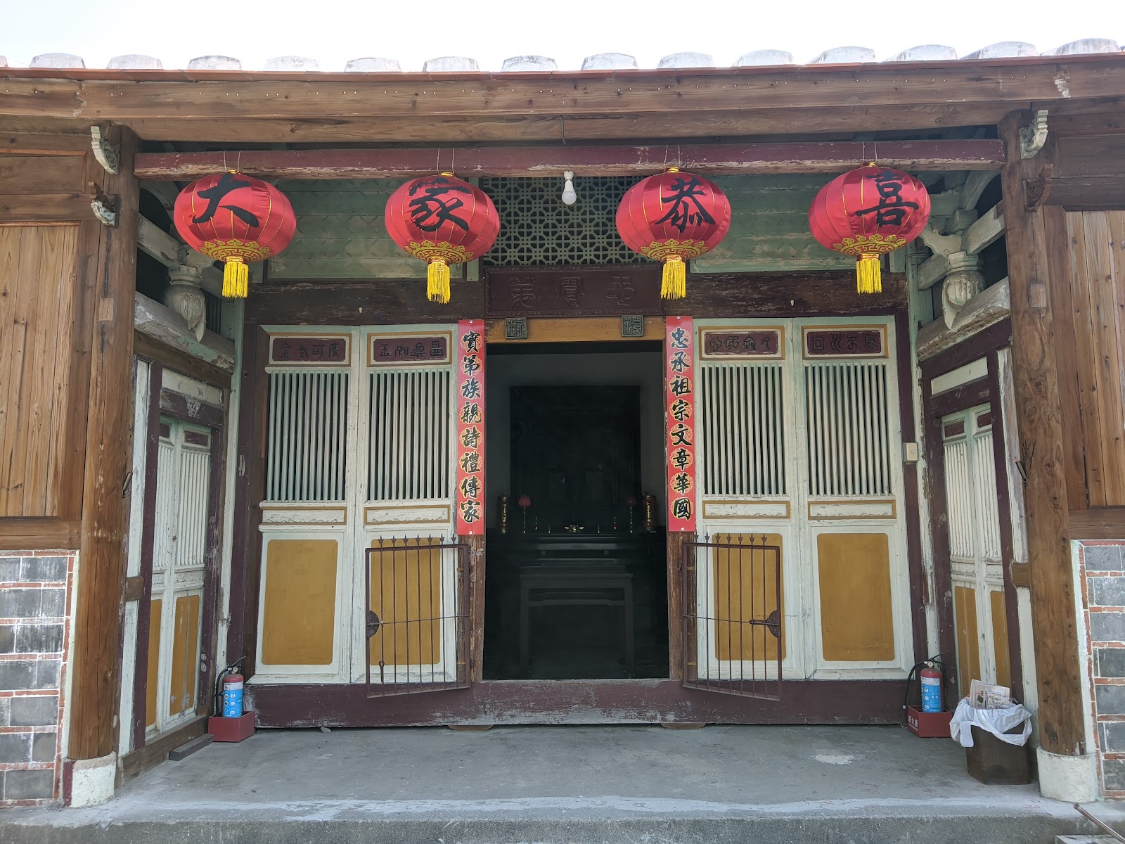 忠實第正身大門近照,木雕對聯與紅燈籠
