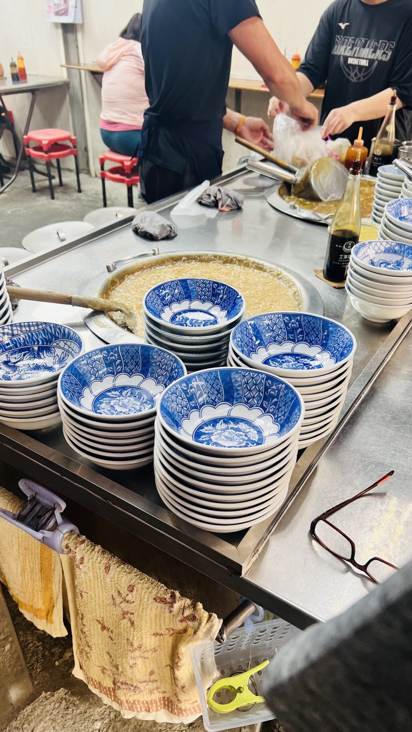 車路口肉羹店內備餐檯,熱騰騰肉羹湯與青花瓷碗