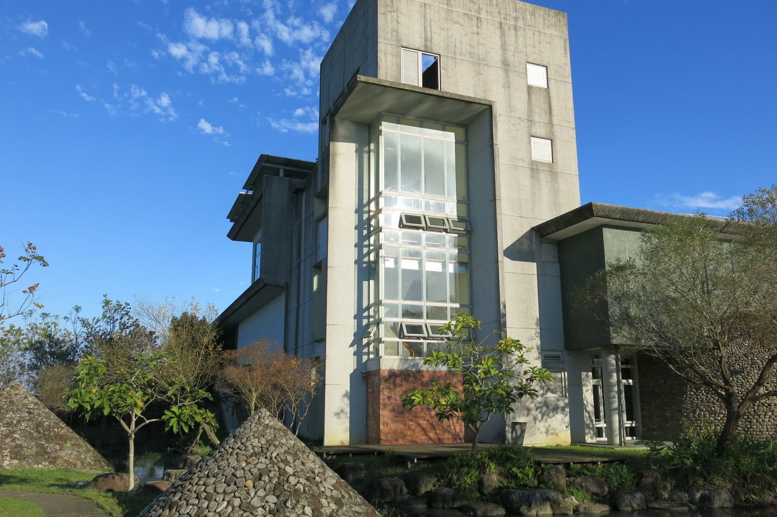 陳定南紀念園區清水模建築高塔立面與落地玻璃窗