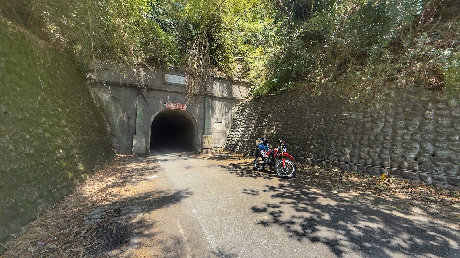 小馬隧道西口車道,一旁停著重機