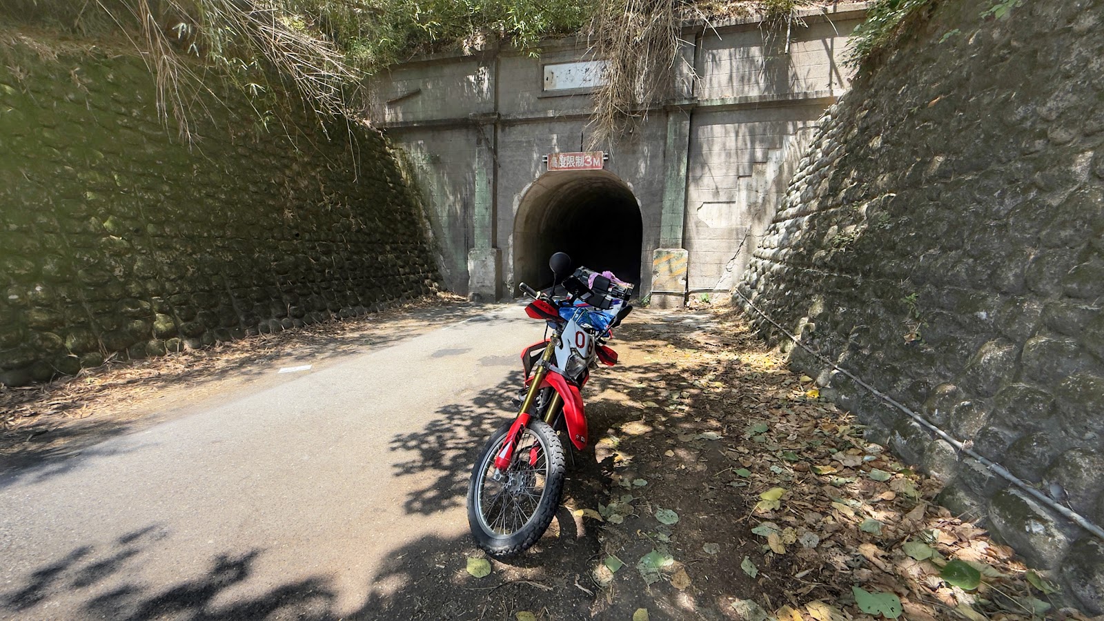 小馬隧道西口，重機停在隧道前拍照