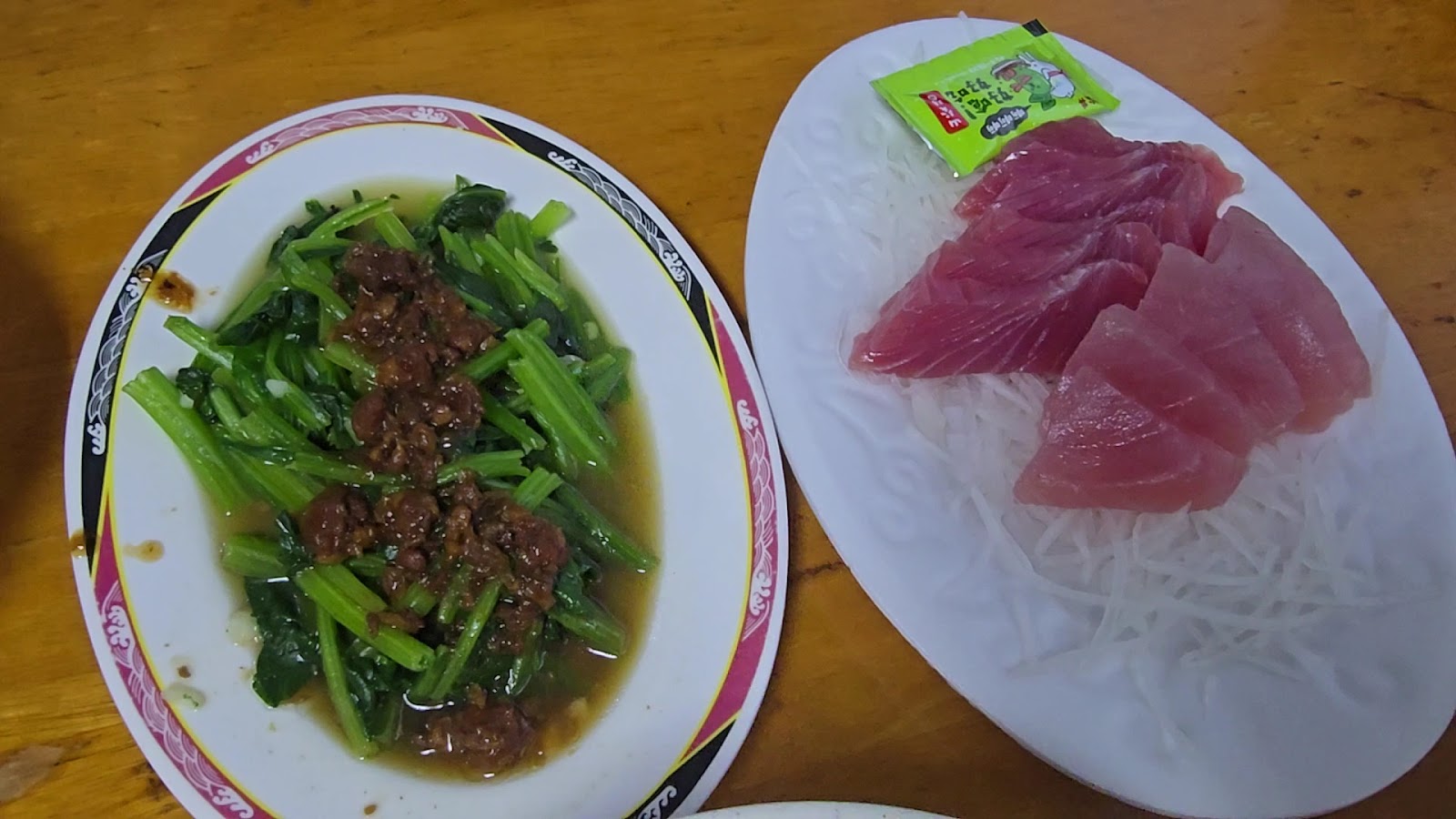 鵝媽媽胡椒鴨店內鮪魚生魚片與燙地瓜葉淋肉燥
