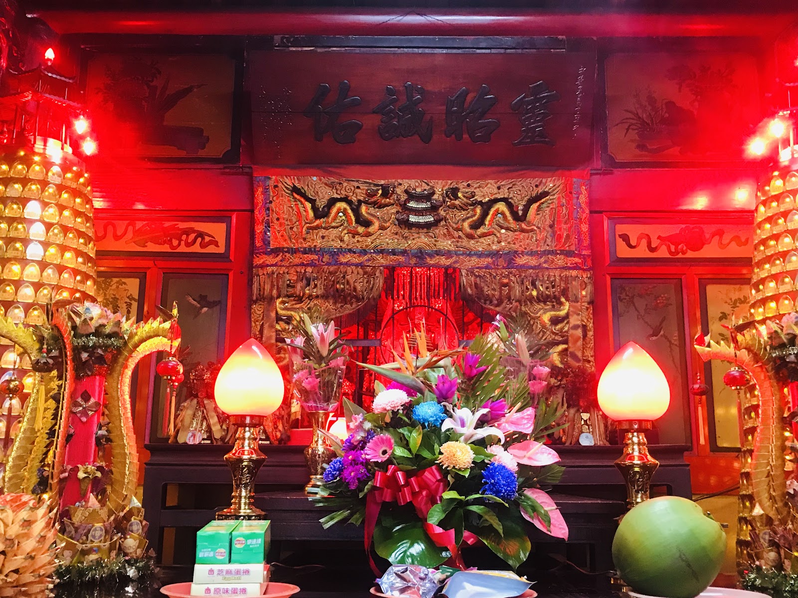 成廣天后宮內殿神龕紅色氛圍，鮮花供品