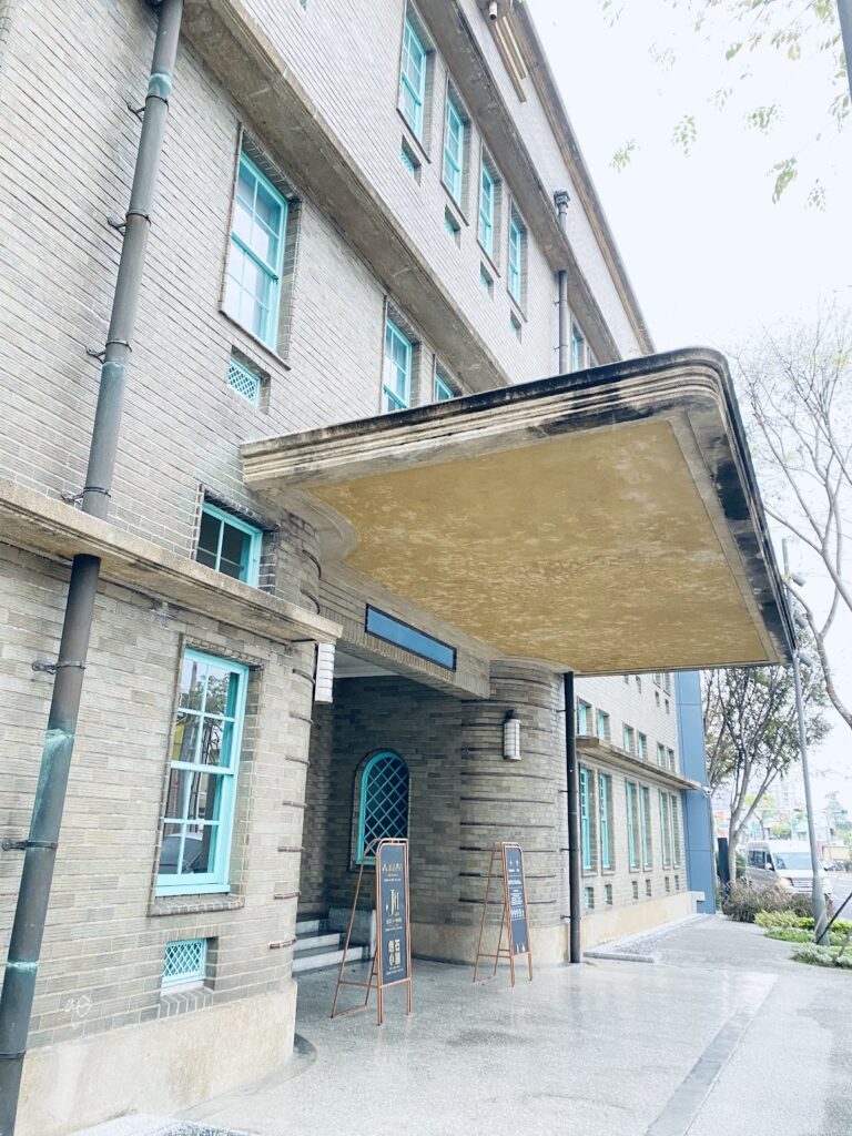 嘉義市立美術館入口外觀,水藍色窗框與大懸挑雨庇