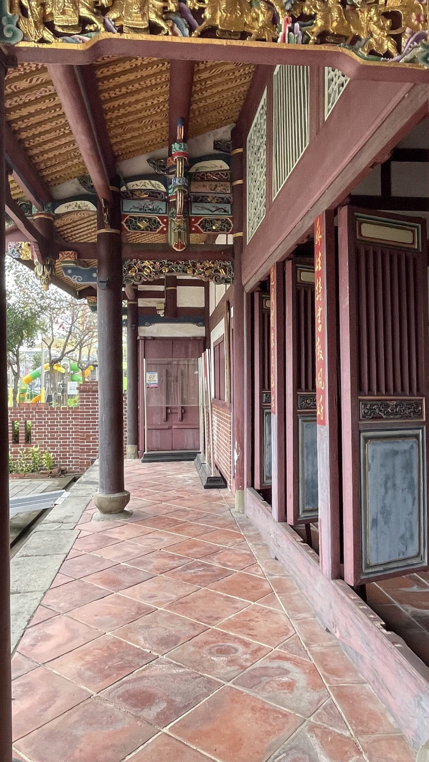 蘇周連宗祠-蘇周連宗祠迴廊內部,紅漆廊柱與金漆木雕樑飾相互輝映,古意盎然