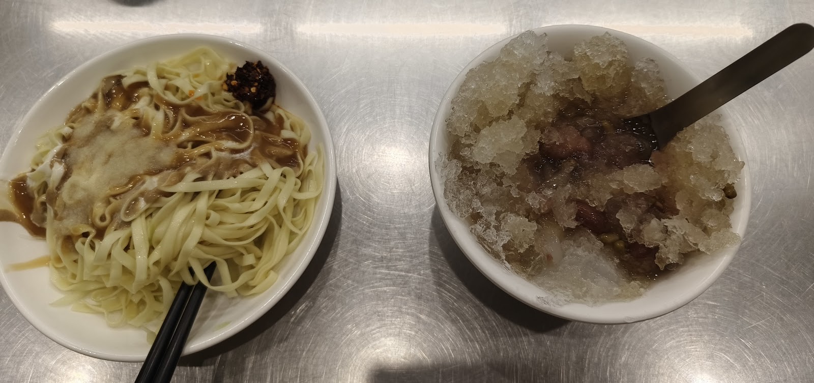 黃記涼麵涼圓-黃記涼麵涼圓的涼麵與紅豆剉冰,不鏽鋼餐桌上的日常小吃風景