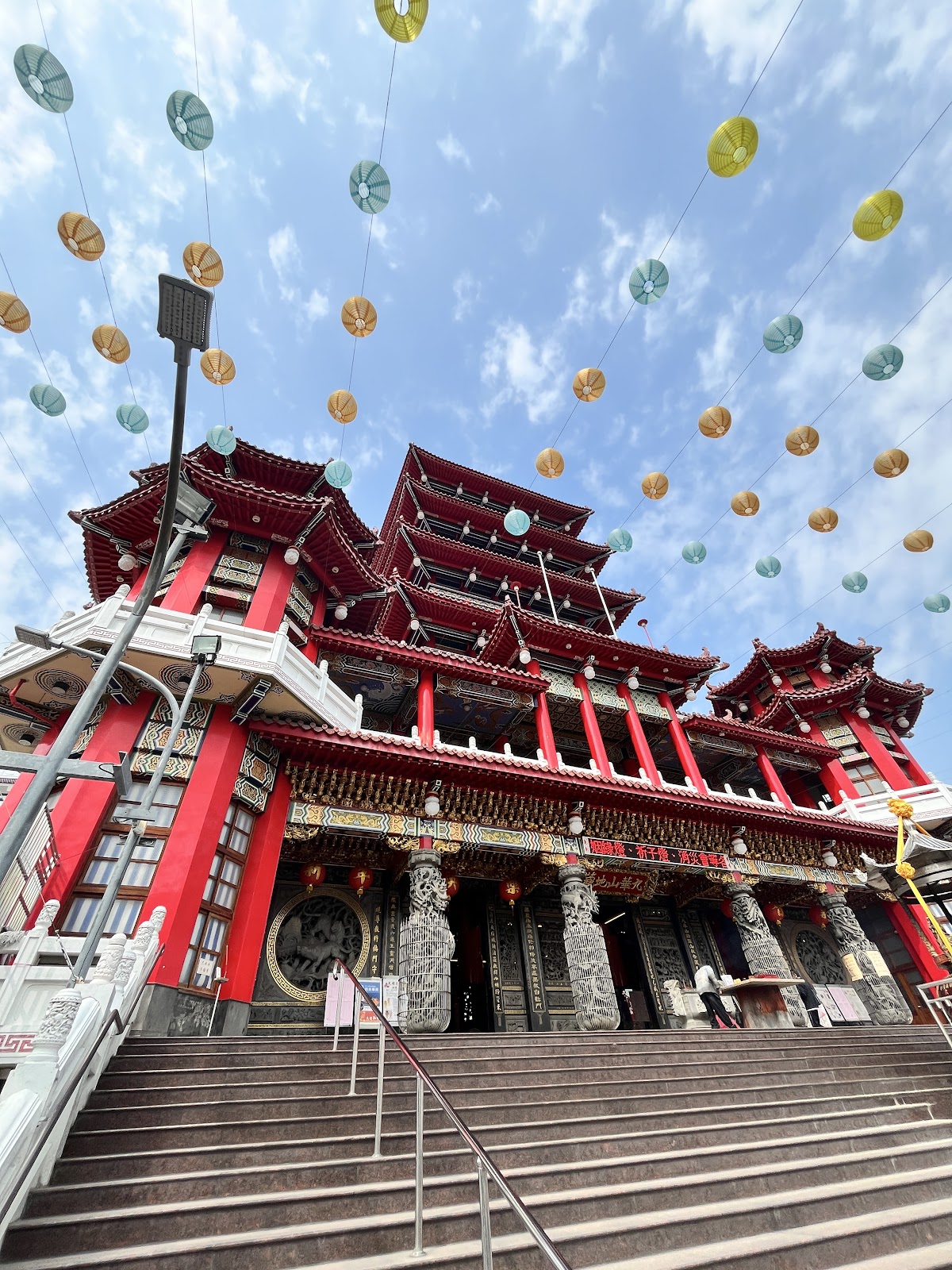 嘉義九華山地藏庵白天仰角七彩天燈