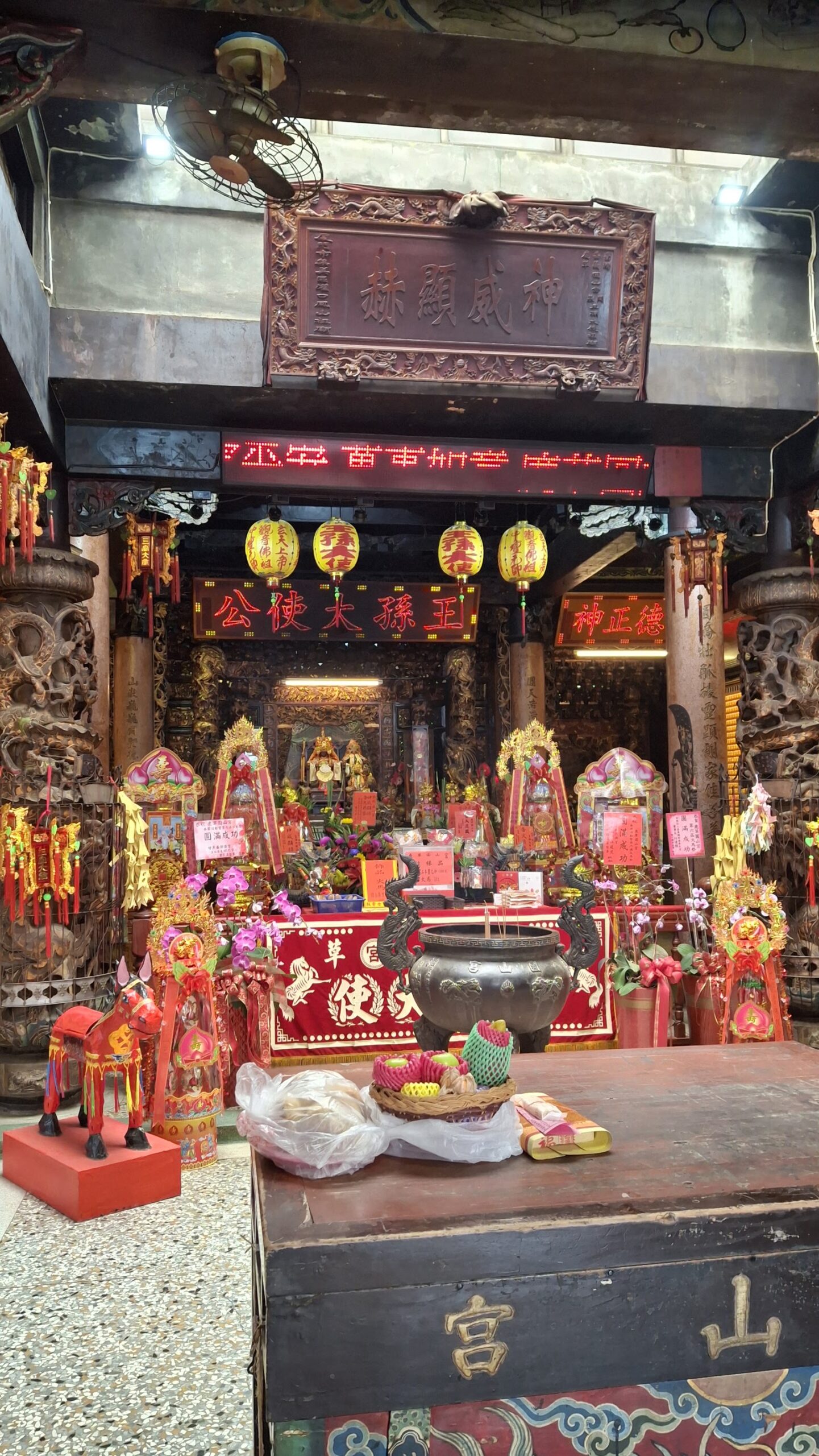 鹿草圓山宮內殿神龕全景