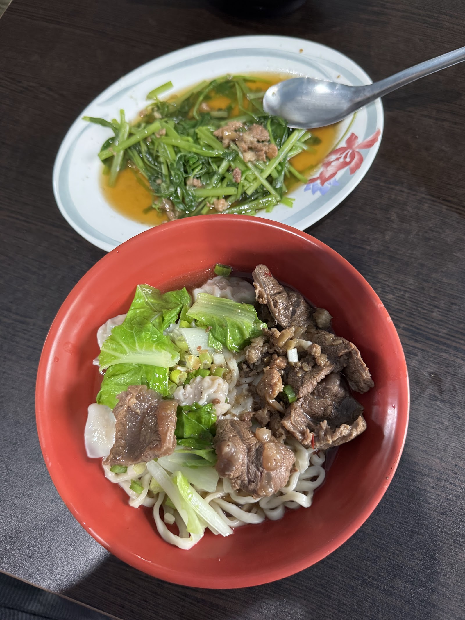 招牌牛肉麵湯頭清澈、牛肉片軟嫩，配上一盤清炒空心菜剛剛好