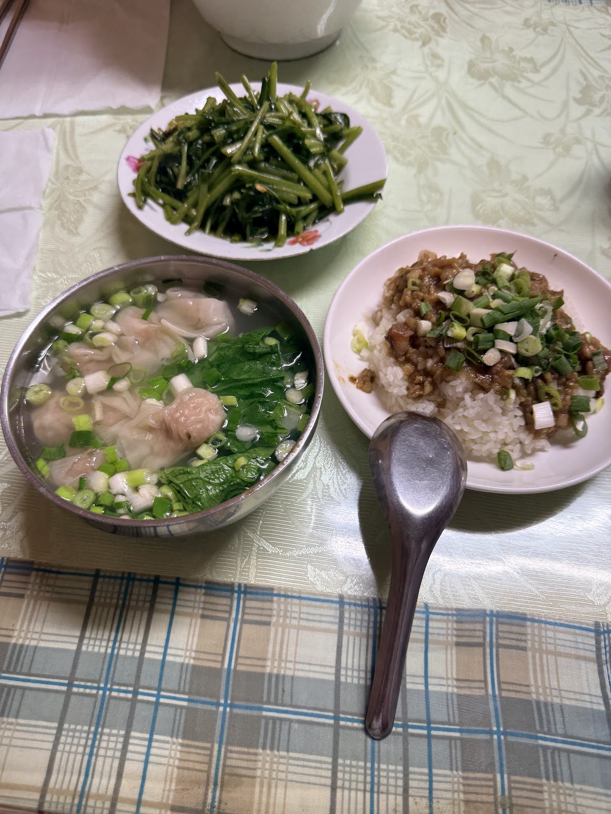 春雨小吃招牌餐點 春雨小吃餐點:清燙地瓜葉、牛肉燥飯與餛飩湯