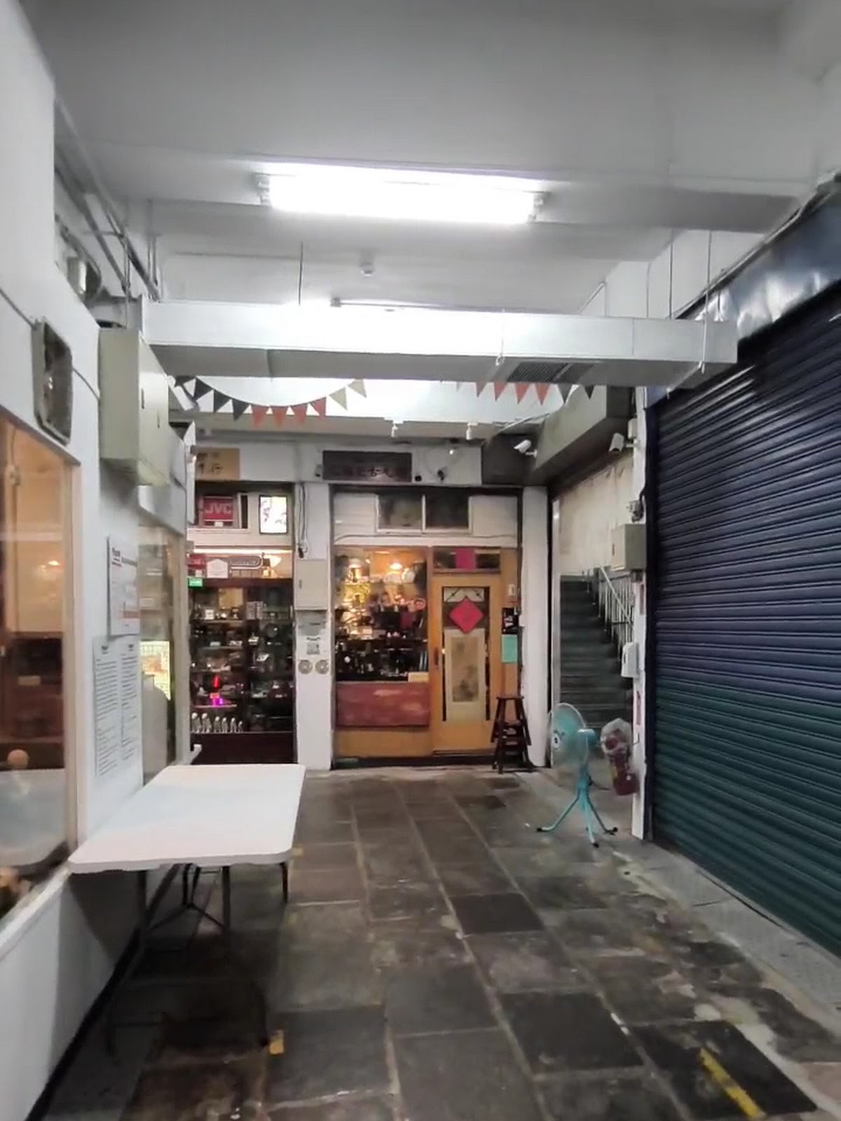 錦安市場昭和町文物市集內部走廊實景,老物店家林立