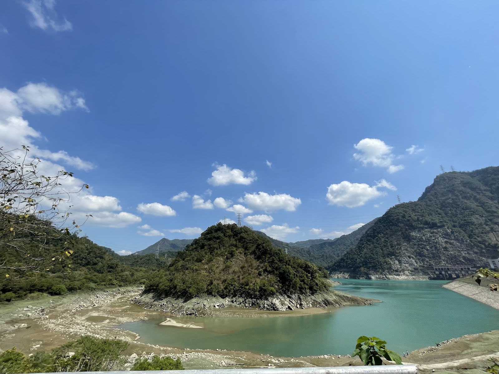大觀鐵路古隧道旁明潭水庫碧綠湖水與群山景色
