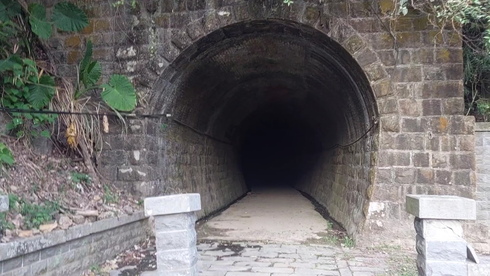 大觀鐵路古隧道磚石砌成的拱形隧道口特寫