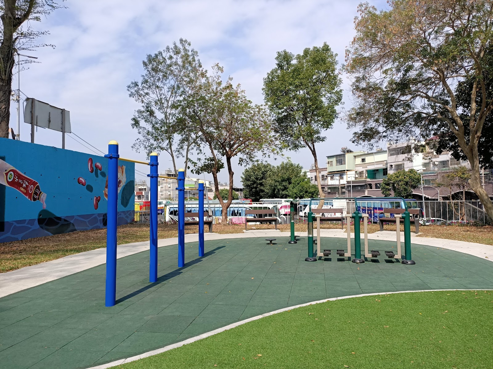 大寮運動園區體健設施,紅豆彩繪牆與旋轉杯遊具,大寮運動園區