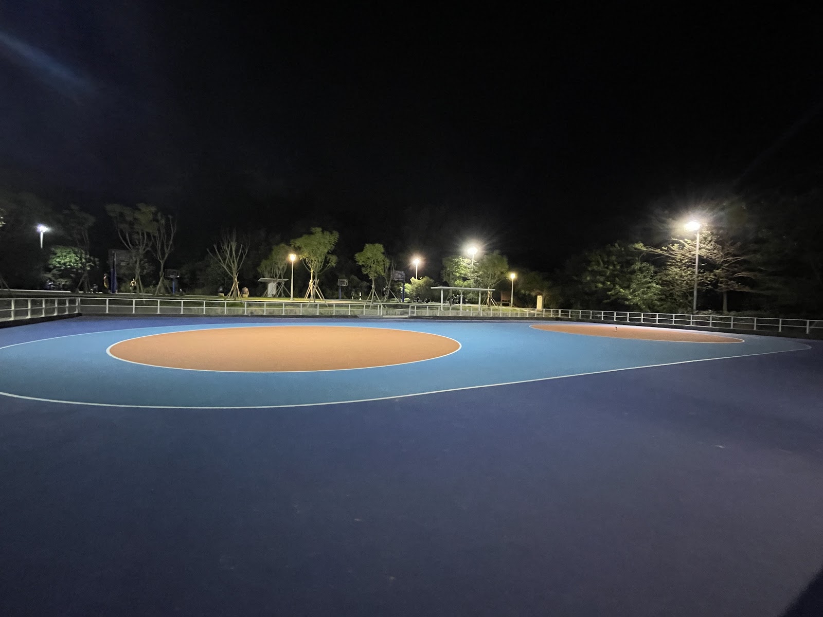 大寮運動園區溜冰場夜景,環形跑道搭配路燈,大寮運動園區