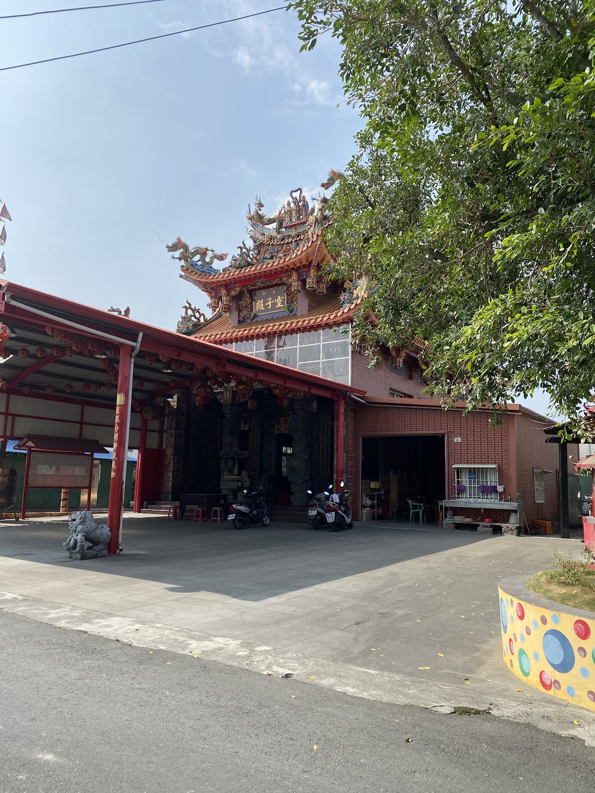 拷潭里昭明靈子殿廟宇外觀,紅色主體搭配剪黏屋脊,大寮昭明靈子殿