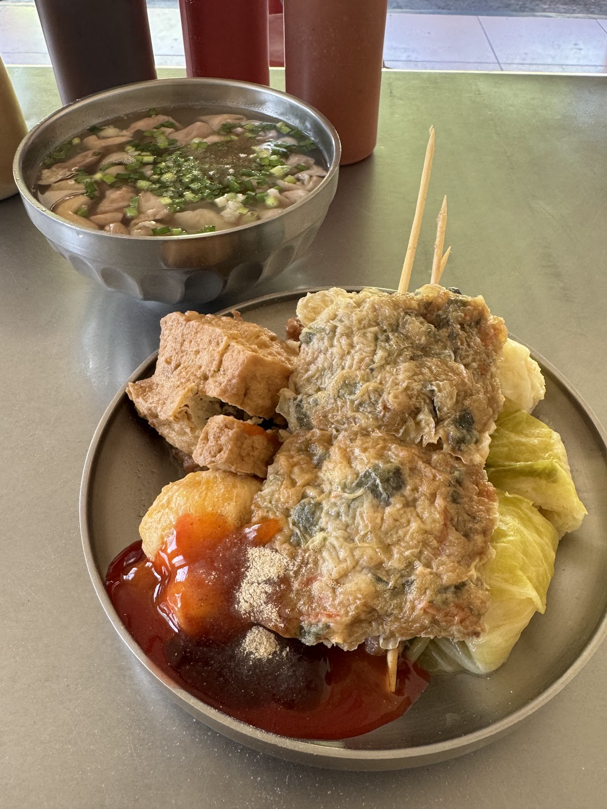 大腸包小腸關東煮配大腸豬血湯,湯頭撒滿蔥花,潮寮大腸包小腸