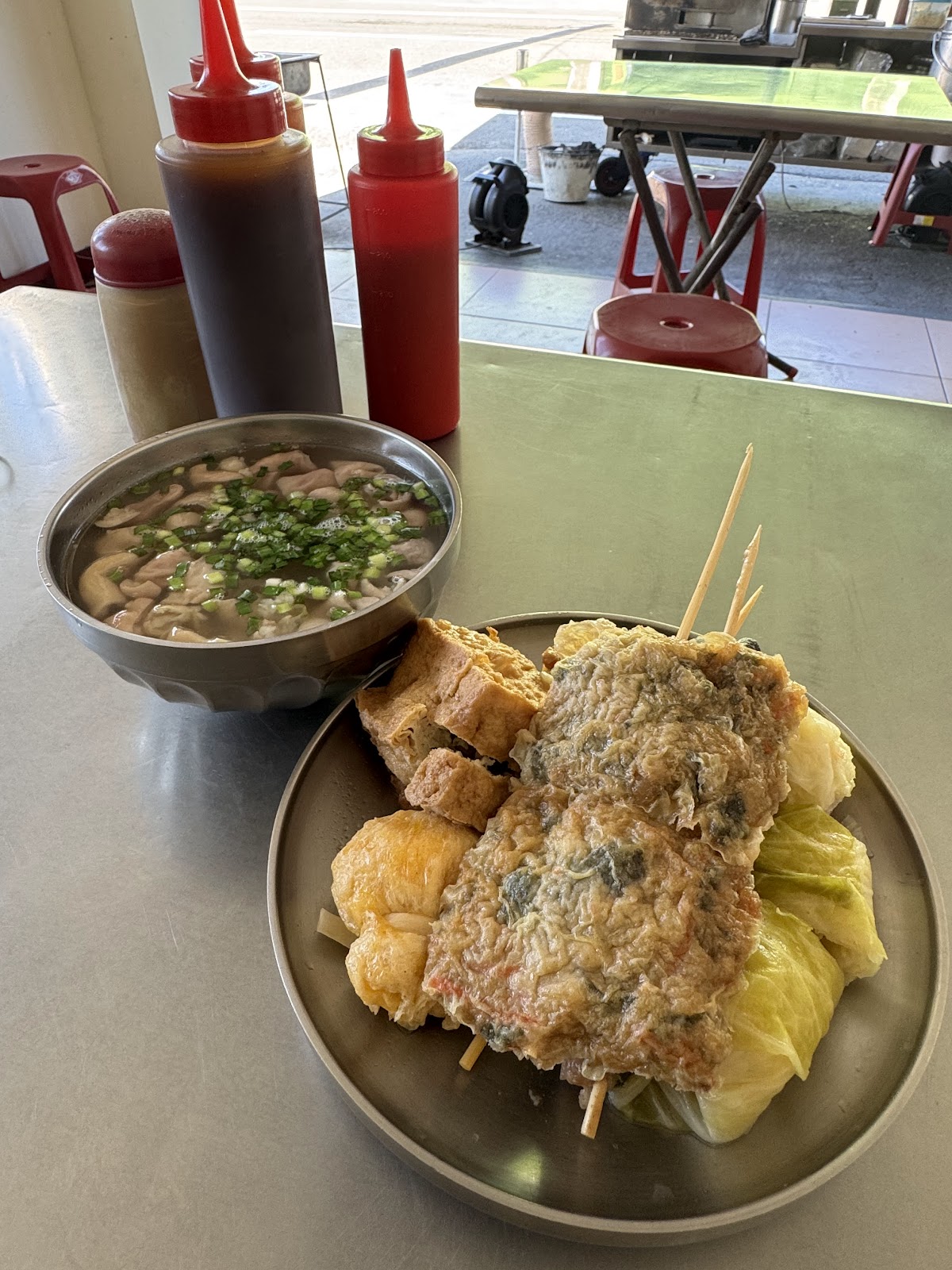 大腸包小腸關東煮綜合拼盤與熱湯,份量十足,潮寮大腸包小腸
