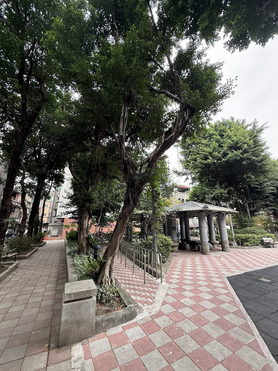 大同公園老榕樹步道與六角涼亭