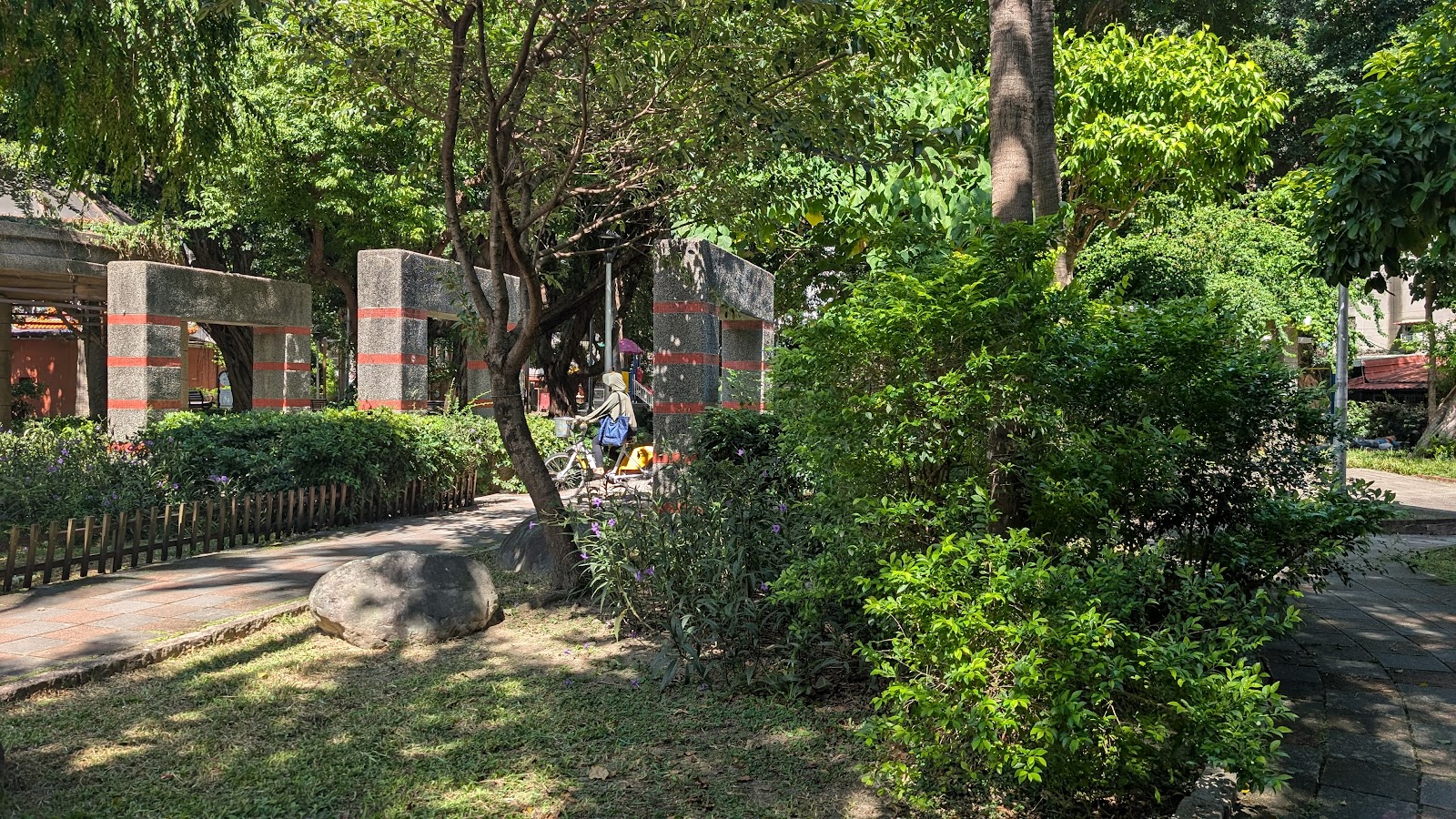 樹德公園紅白石砌拱門造景