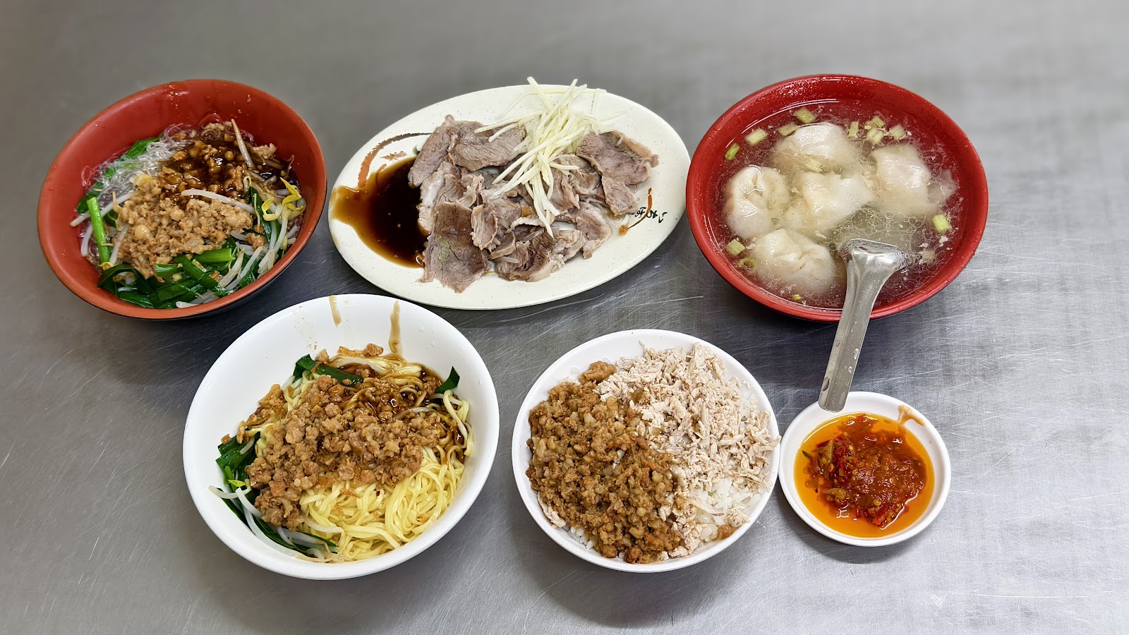 雲祥麵食肉燥米粉湯、滷菜拼盤、餛飩湯、麻醬麵、雞肉飯全餐