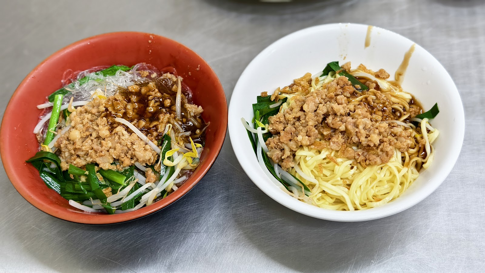 雲祥麵食肉燥米粉與麻醬麵兩碗特寫
