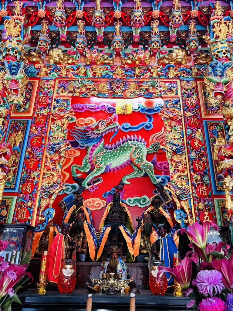 大橋頭福德廟主殿神龕麒麟雕刻與土地公神像