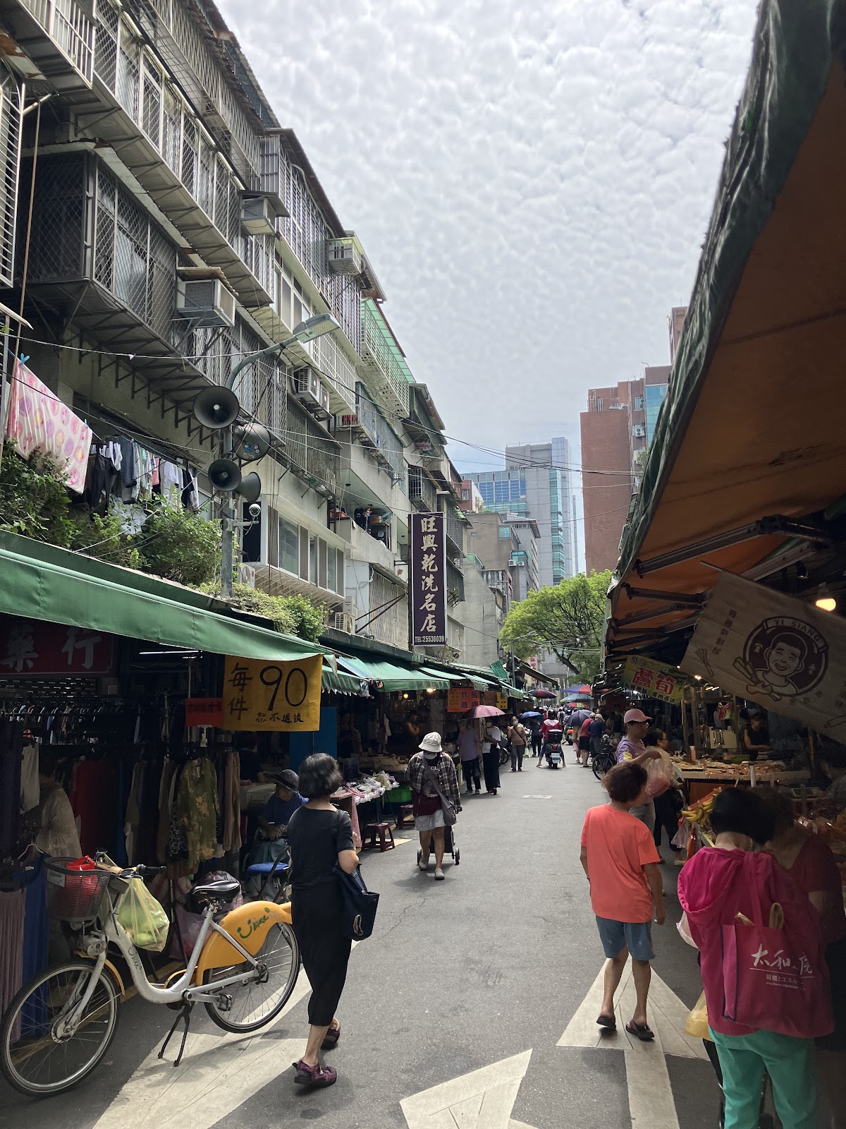 太平市場巷道攤商與老公寓街景