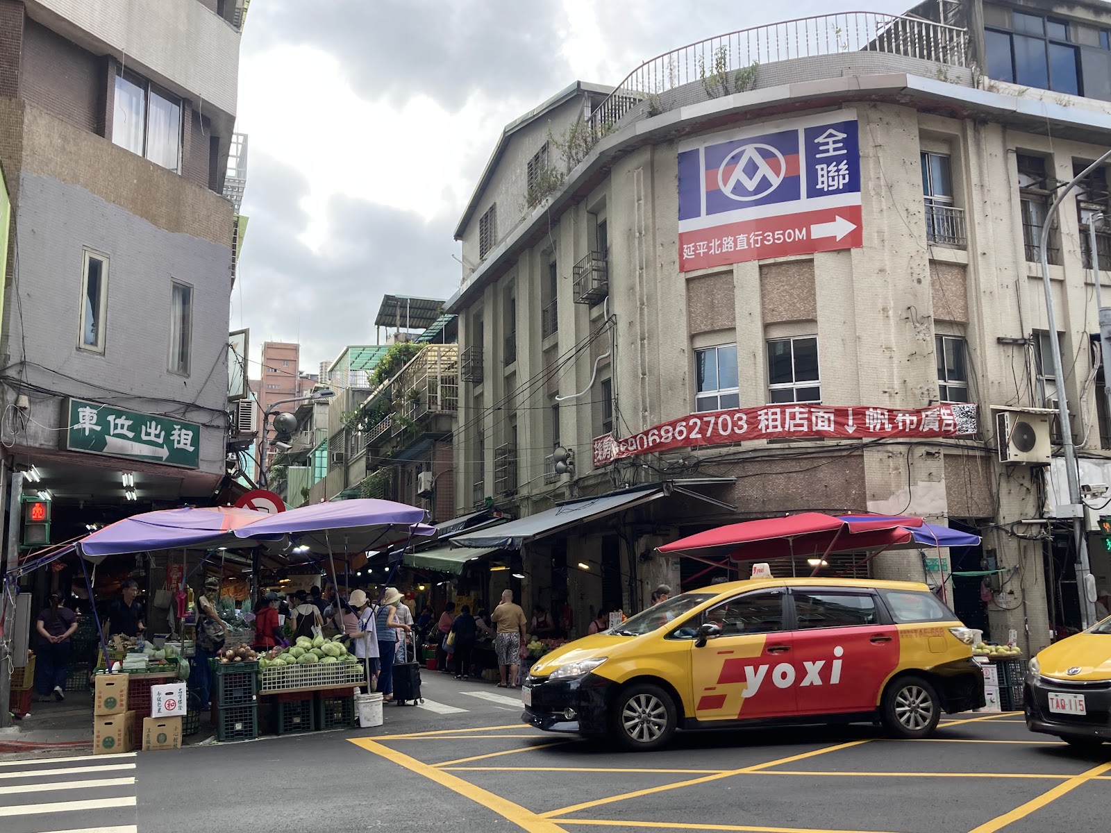 太平市場巷口街景與傳統攤位遮陽傘