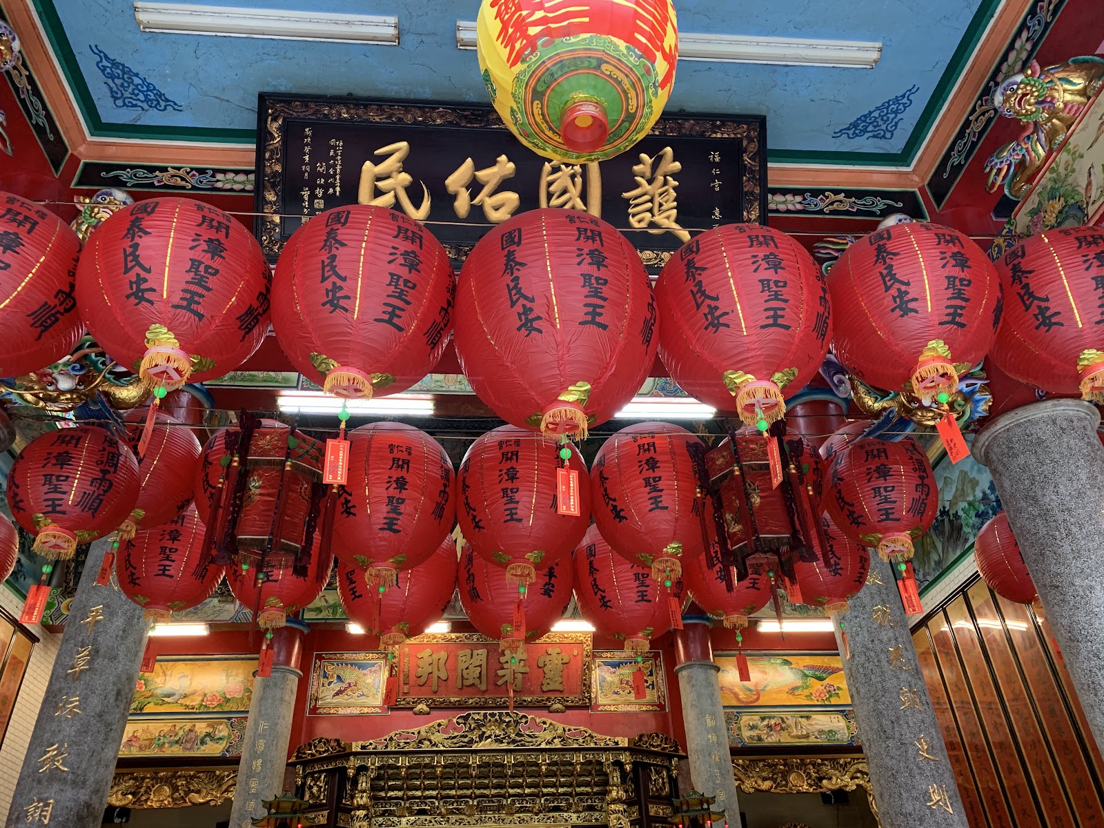 大溪福仁宮民佑國籙匾額與紅燈籠特寫